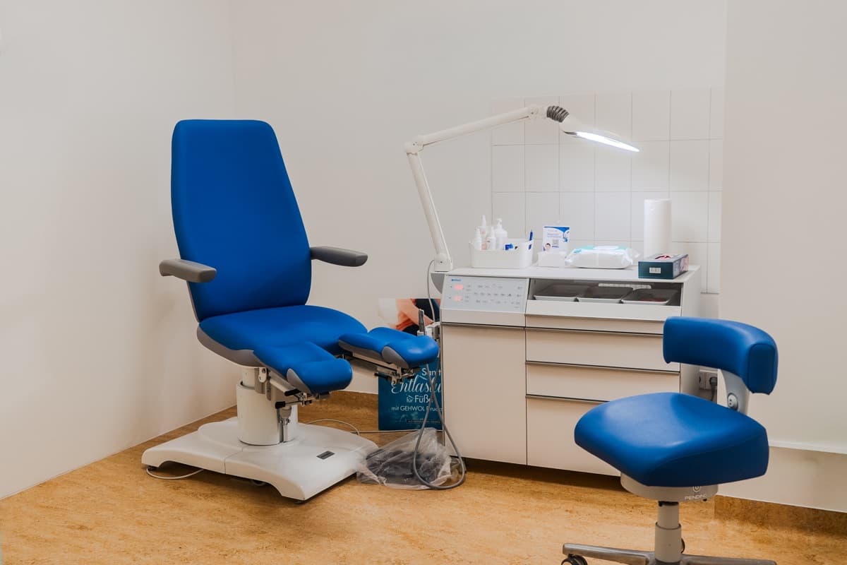 Moderner Behandlungsraum mit neuem Equipment