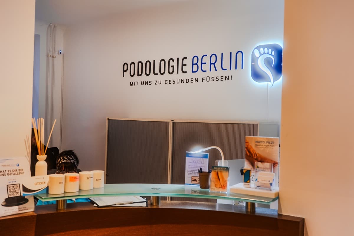 Empfangsbereich mit beleuchtetem Logo